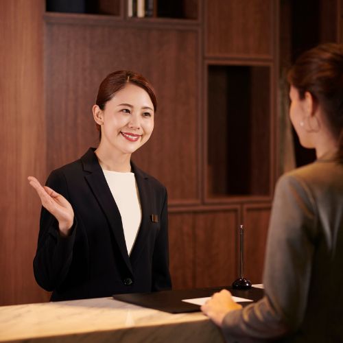 lễ tân tiếp khách